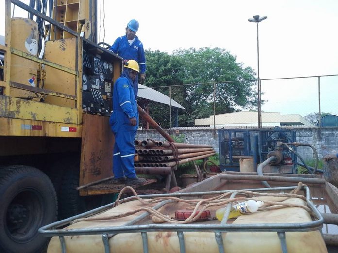 Funcionários do Daerp reparam poço (Foto: Divulgação/Daerp)