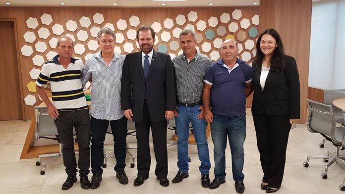 Reunião entre integrantes da FPF e da Prefeitura de Cravinhos (Foto: Divulgação)
