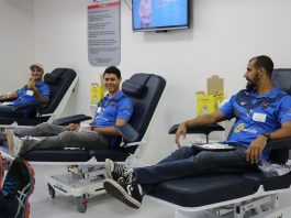 Jogadores do Vôlei Ribeirão doando sangue (Foto: FollowX/Comunicação)