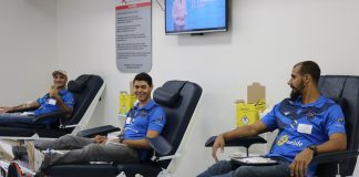 Jogadores do Vôlei Ribeirão doando sangue (Foto: FollowX/Comunicação)