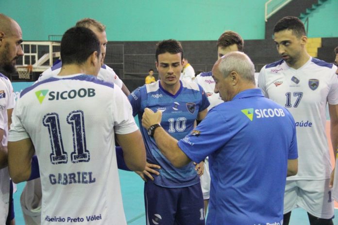 Marcos Pacheco orientando jogadores do Vôlei Ribeirão (Foto: Divulgação)