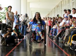 Desfile de moda inclusiva (Foto: Marcelo Camargo/Agência Brasil)