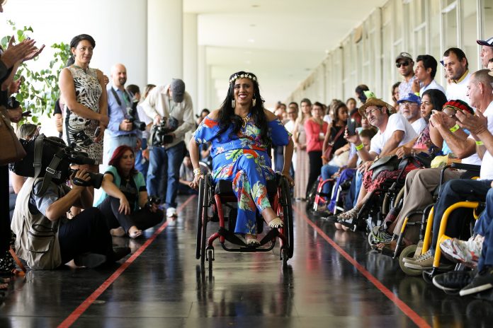 Desfile de moda inclusiva (Foto: Marcelo Camargo/Agência Brasil)