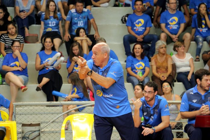 Marcos Pacheco orientando jogadores do Vôlei Ribeirão (Foto: FL Piton/Prefeitura de Ribeirão Preto)