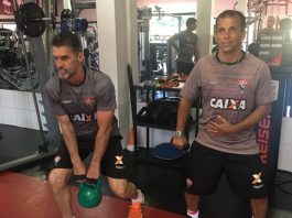 Vagner Mancini e Péricles Machado treinando na academia do Vitória (Foto: Divulgação)