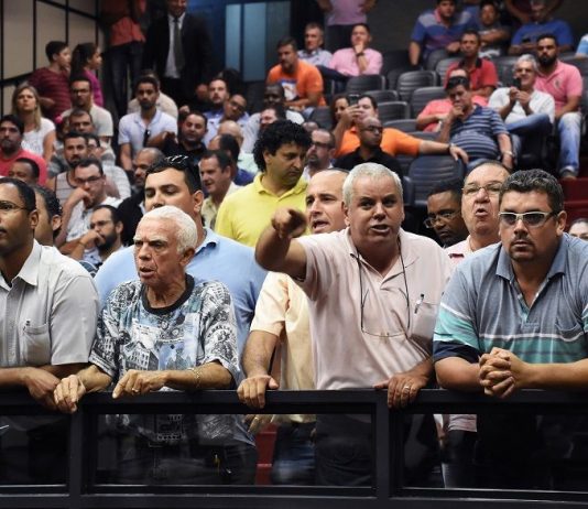 Taxistas pressionam sessão da Câmara (Foto: Allan S Ribeiro/Câmara Ribeirão)