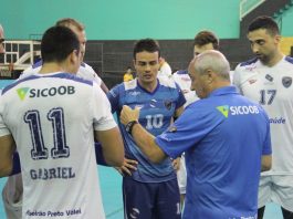 Marcos Pacheco orientando jogadores do Vôlei Ribeirão (Foto: Divulgação)
